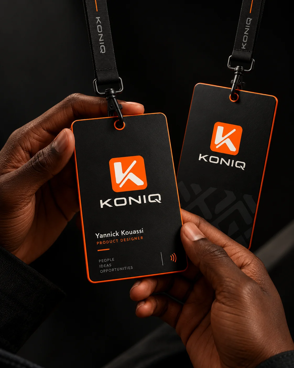 Badges Koniq sur lanière, monogramme et signature complète
