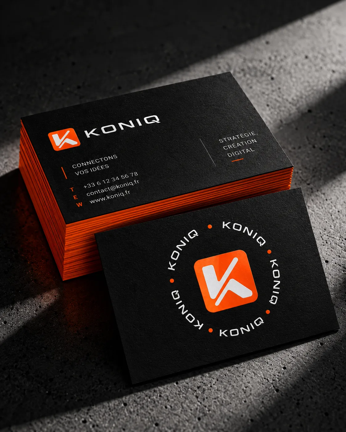 Cartes de visite Koniq empilées, monogramme K et tranche orange