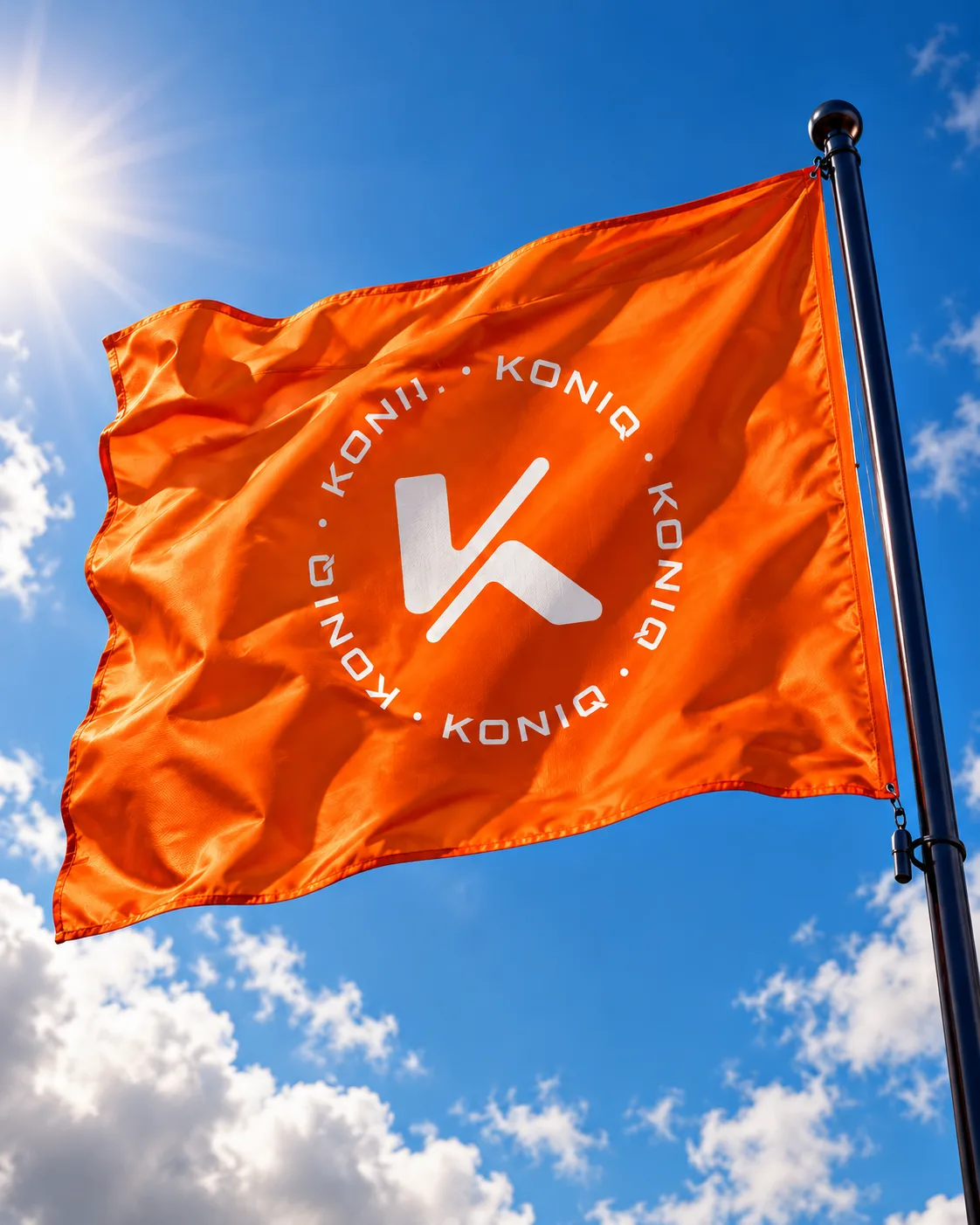 Drapeau Koniq flottant, monogramme K sur fond orange