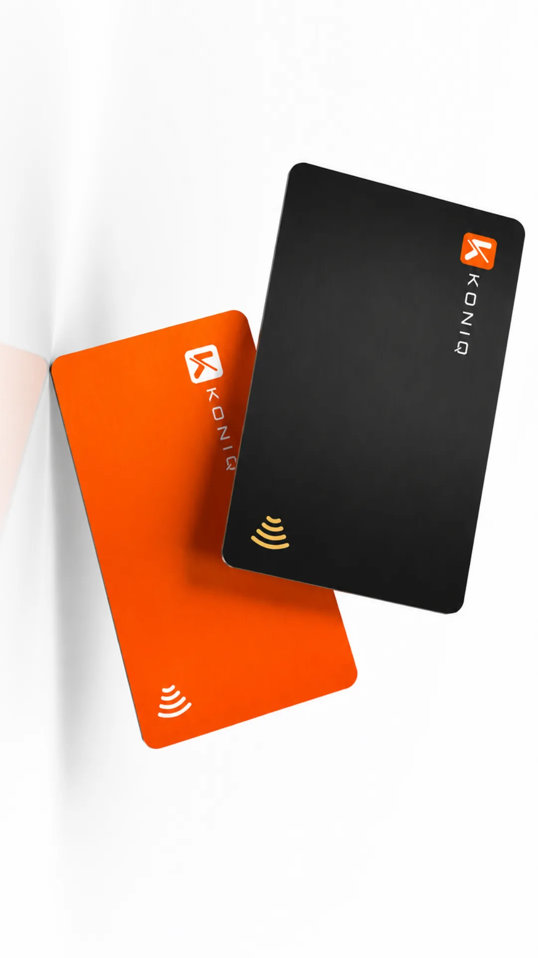 Les deux cartes Koniq, orange et noire, monogramme K décliné à l'identique